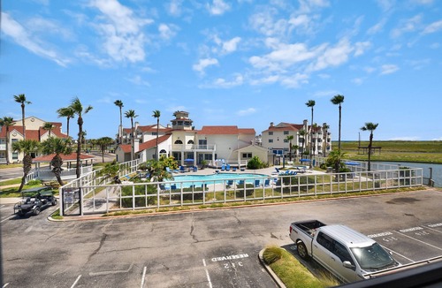 Corpus Christi Condo | ArcadeFun! Walk2Beach! Hot tub! Heated Pool! Sleeps7! Pets!