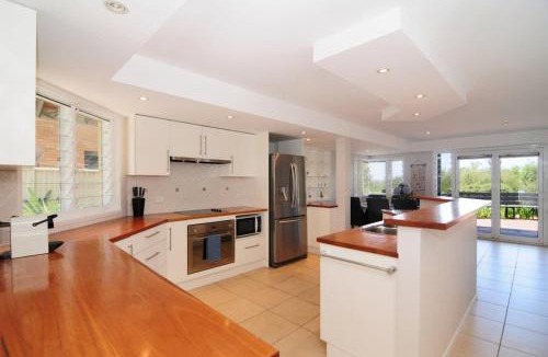 Vincentia House | Arcadia - large 4BR beach home & optional studio