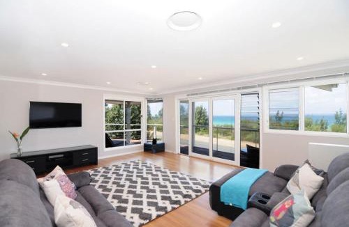 Vincentia House | Arcadia - large 4BR beach home & optional studio