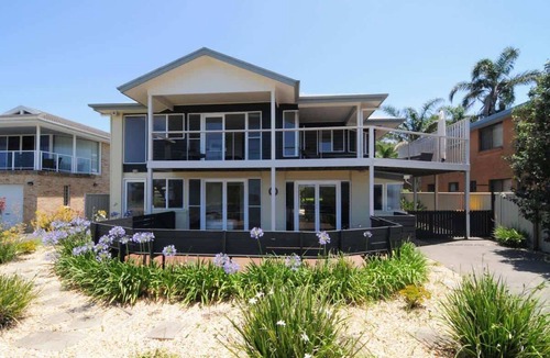 Vincentia House | Arcadia - large 5BR beach home & optional studio