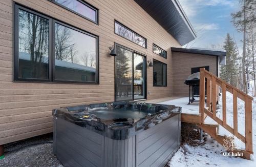 Pont-Rouge Ski Chalet | Archibald - Cozy avec spa, sauna, piscine