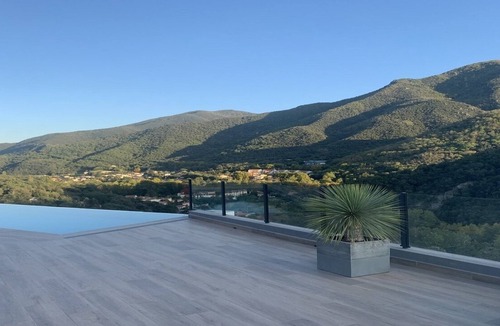 Arles-sur-Tech Villa | Architect-designed villa, heated infinity pool, stunning view, WLAN