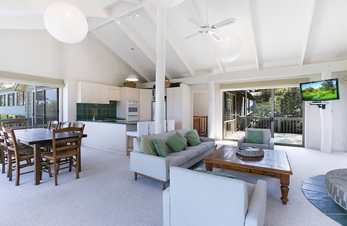 North Narooma House | Architect-designed timber pole house with panoramic views