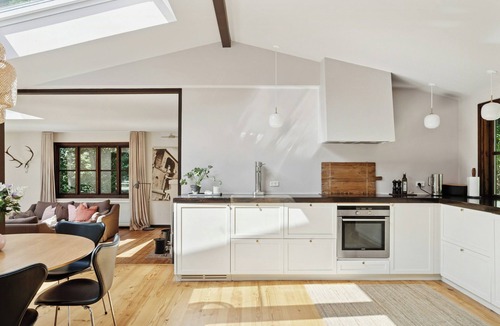 Tisvildeleje House | Architect designed with two wings by Tisvilde Hegn
