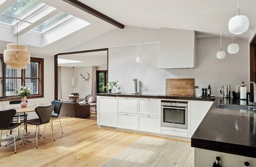 Tisvildeleje House | Architect designed with two wings by Tisvilde Hegn