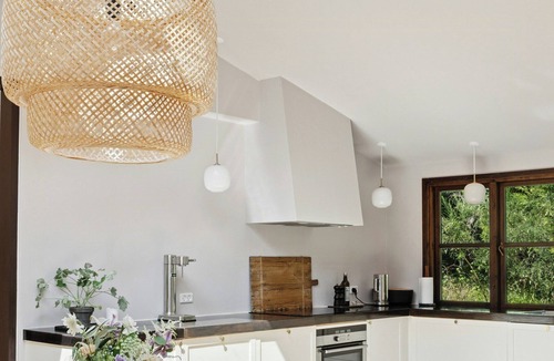 Tisvildeleje House | Architect designed with two wings by Tisvilde Hegn