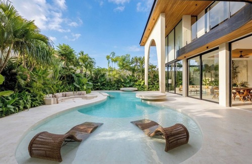 Umalas Villa | Architect Designed 6BR Tropical villa with huge curve pool