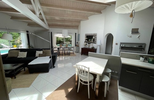 La Rochelle House | Architect-designed house with heated pool