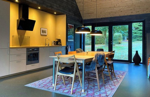 Give House | Architect-designed retreat in private woods