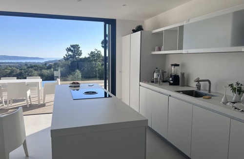 Cirendinu House | Architect villa with open sea view