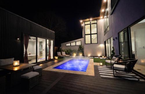 Govalle House | Architectural East Austin Home with Pool & Casita