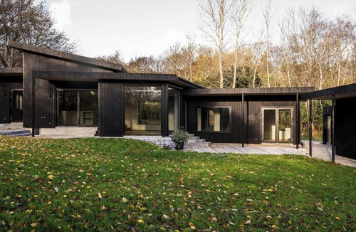 Rageleje House | Architectural gem by Kattegat with guest house