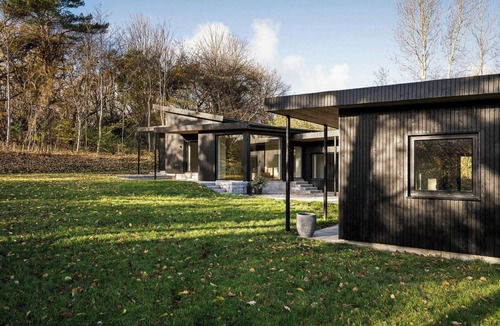 Rageleje House | Architectural gem by Kattegat with guest house