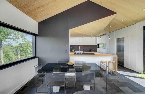Bolton-Est Cabin | Architectural Gem in the Eastern Townshipsnn