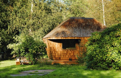 Hoeve Strand House | Architectural tiny house with sauna near beach