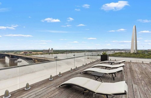 Downtown St. Louis Apartment | Archview Riverfront Loft – Walk to Stadium, Conventions & Casino - Gated Parking
