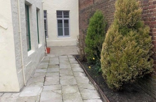 Ardres Apartment | Ardres Superbe f2 Neuf Hyper Centre rez de Jardin