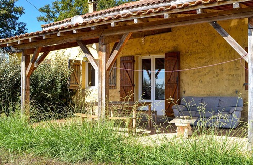 Gaujacq House | Are you dreaming of a relaxing vacation with southern flair? Then this quietly located country house