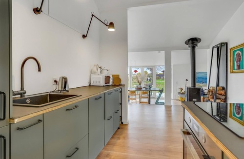 Mern House | Are you dreaming of an idyllic vacation close to water and nature? Then this bright vacation home wi
