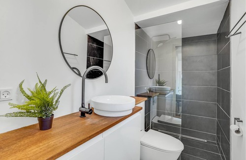 Mern House | Are you dreaming of an idyllic vacation close to water and nature? Then this bright vacation home wi