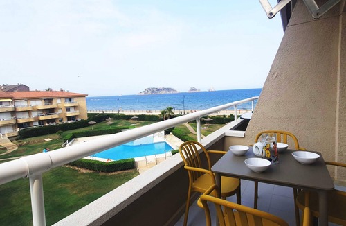 Els Griells Apartment | Argonavis 326 Apartment to rent in L'Estartit Costa Brava with front view to the sea