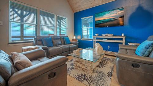 Flour Bluff House | Ariel’s Grotto by AvantStay