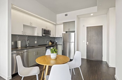 Bluemont Hotel | Arlington Pet-Friendly Stay | Rooftop Deck Access | Walk to Parks & Dining