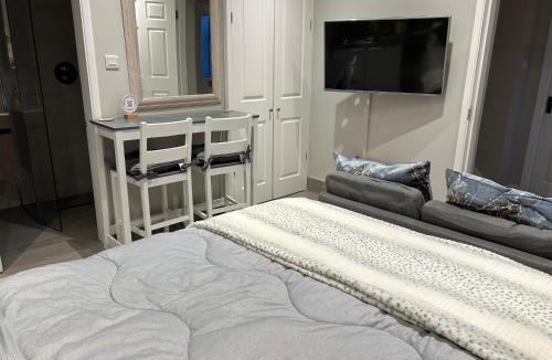 Woking House | Arlington - private room and en-suite