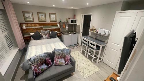 Woking House | Arlington - private room and en-suite