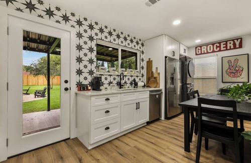 Central Arlington House | Arlington Retreat: Walk to AT&TStadium + GlobeLife