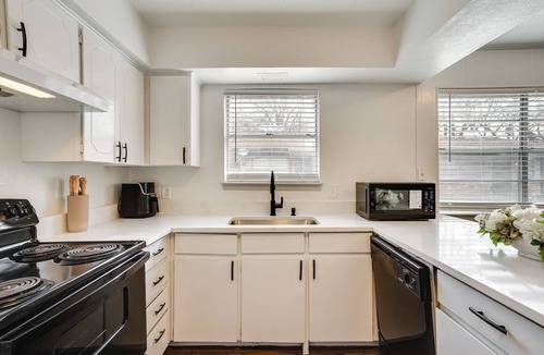 West Arlington House | Arlington Sports & UTA Hub: Private Yard, 2BR/1B