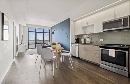 Bluemont Hotel | Arlington Stay | Rooftop Deck & Kitchen | Steps to Ballston Metro & Dining