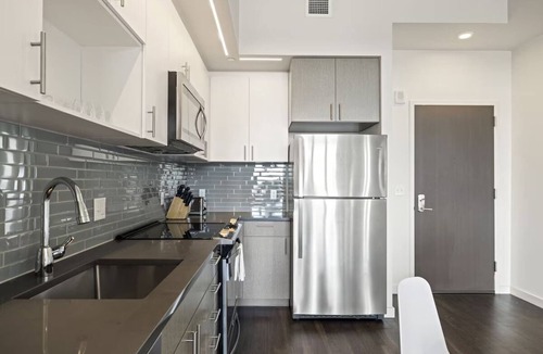 Bluemont Hotel | Arlington Stay | Rooftop Deck & Kitchen | Steps to Ballston Metro & Dining