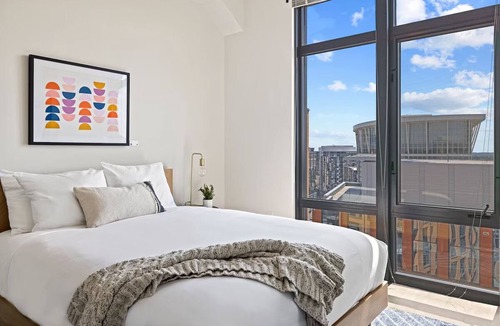 Bluemont Hotel | Arlington Stay | Rooftop Deck & Kitchen | Steps to Ballston Metro & Dining