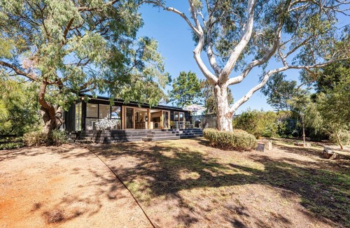 Somers House | Arlo Beach House - Beachside, Pet Friendly, Fireplace