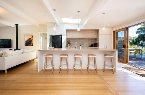 Somers House | Arlo Beach House - Beachside, Pet Friendly, Fireplace