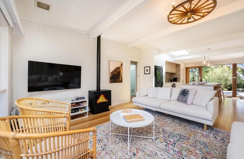 Somers House | Arlo Beach House - Beachside, Pet Friendly, Fireplace
