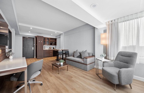 Saint-Laurent Hotel | Armon Plaza Montreal Airport