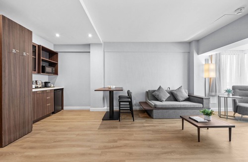 Saint-Laurent Hotel | Armon Plaza Montreal Airport