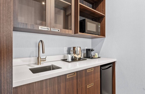 Saint-Laurent Hotel | Armon Plaza Montreal Airport