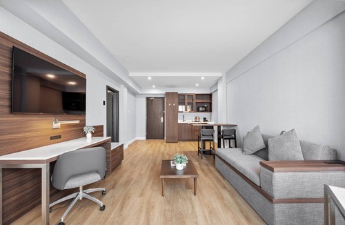 Saint-Laurent Hotel | Armon Plaza Montreal Airport