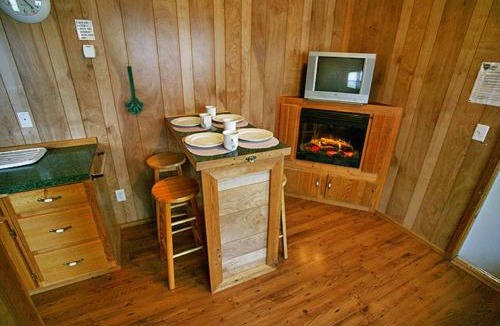 Marquette County Resort | Arrowhead Camping Resort Deluxe Cabin 14