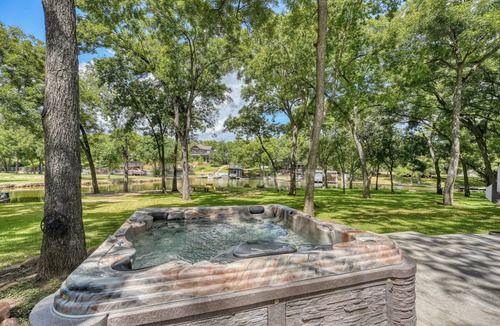 Marble Falls Cabin | Arrowhead | Lakefront Luxury + Hot Tub + Kayaks
