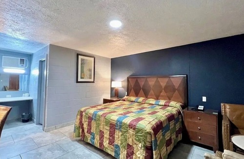 Burnet Hotel | Arrowhead Motel