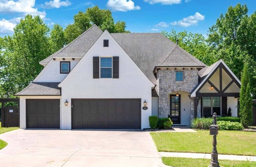 Broken Arrow House | Arrows Resort w/Pool & Spa