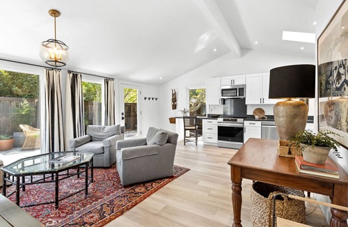 Browns Valley House | Art Collector's Sophisticated Guest House