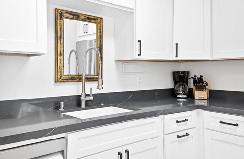 Browns Valley House | Art Collector's Sophisticated Guest House