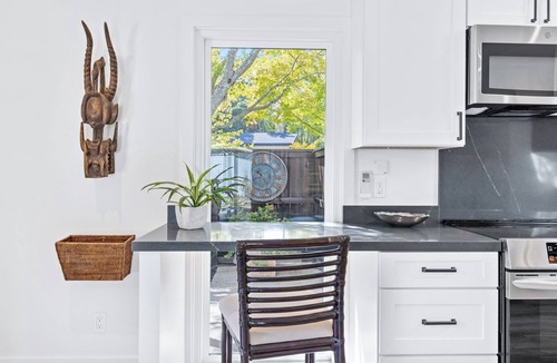 Browns Valley House | Art Collector's Sophisticated Guest House