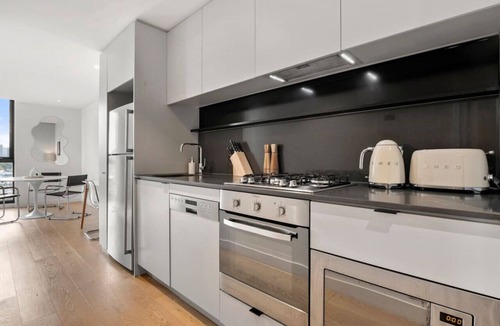 Collingwood Apartment | Art Deco Apt with Skyline Views