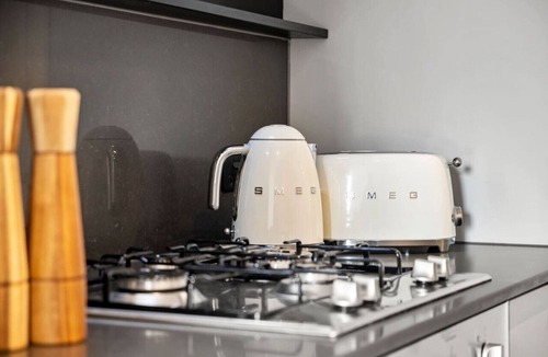 Collingwood Apartment | Art Deco Apt with Skyline Views